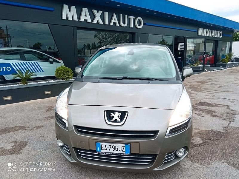 Usata Peugeot 5008 112 CV (82 kW) 2011 Grigio Monovolume
