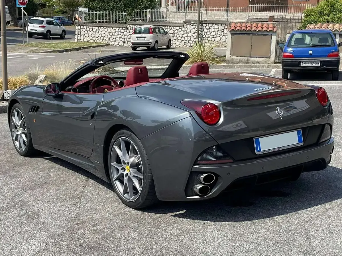 Usata Ferrari California 460 CV (338 kW) 2011 Grigio Cabrio