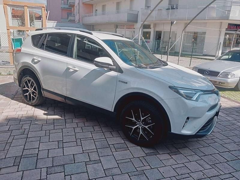 Usata Toyota RAV4 Hybrid Active 155 CV (114 kW) 2017 Polar white SUV
