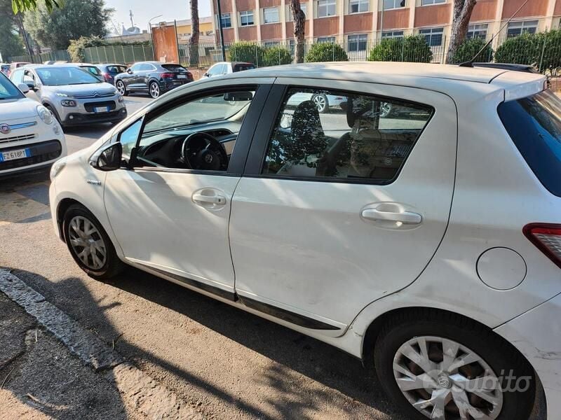 Bianco Usata 2017 Toyota Yaris Hybrid Due volumi | 9900 € (Buon prezzo) - Immagine 1/4