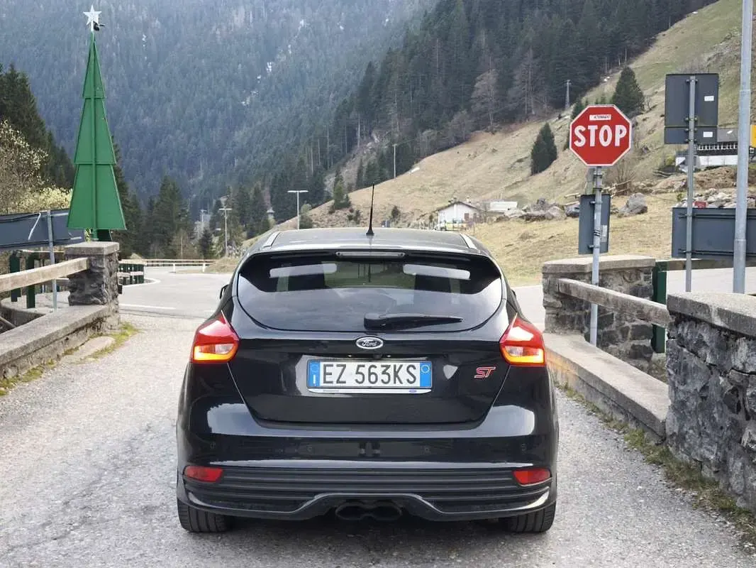 Usata Ford Focus ST 250 CV (183 kW) 2015 Nero Berlina