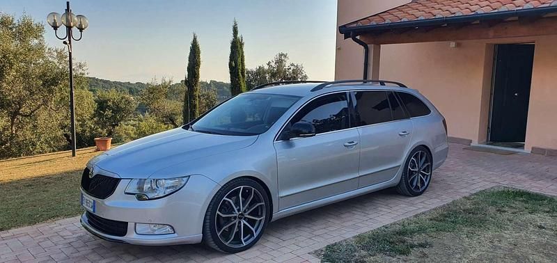 Argento Usata 2013 Skoda Superb Ambition Station wagon | 9000 € (Ottimo prezzo) - Immagine 1/4
