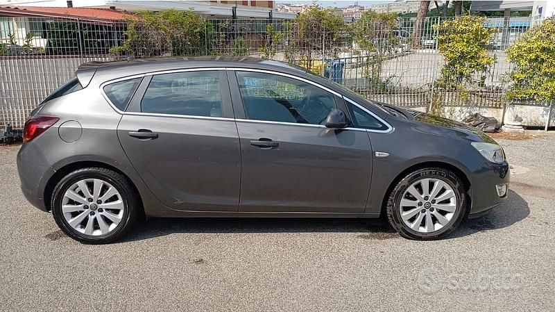 Usata Opel Astra 110 CV (80 kW) 2010 Grigio Berlina