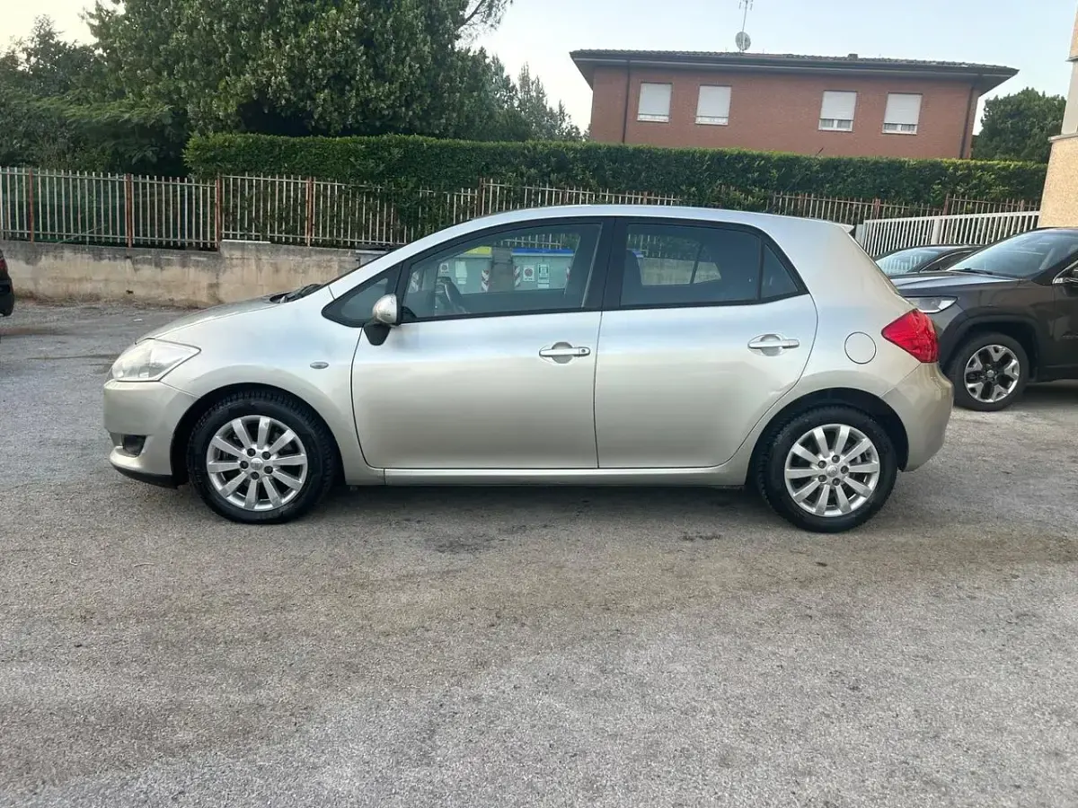 Usata Toyota Auris 126 CV (92 kW) 2009 Argento Utilitaria