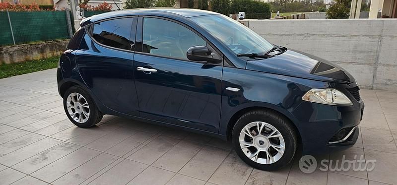 Usata Lancia Ypsilon Gold 69 CV (50 kW) 2016 Blu Utilitaria