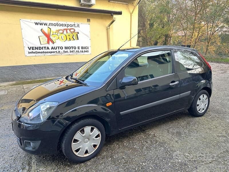 Nero Usata 2006 Ford Fiesta Ghia Due volumi | 2490 € (Buon prezzo) - Immagine 1/4