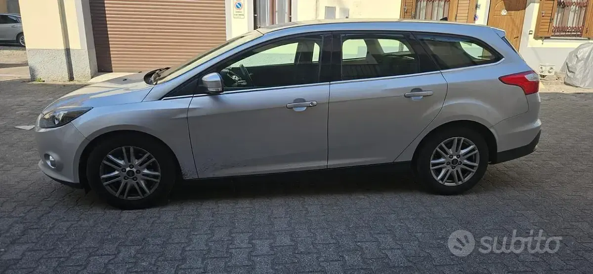Usata Ford Focus 116 CV (85 kW) 2012 Grigio Station wagon