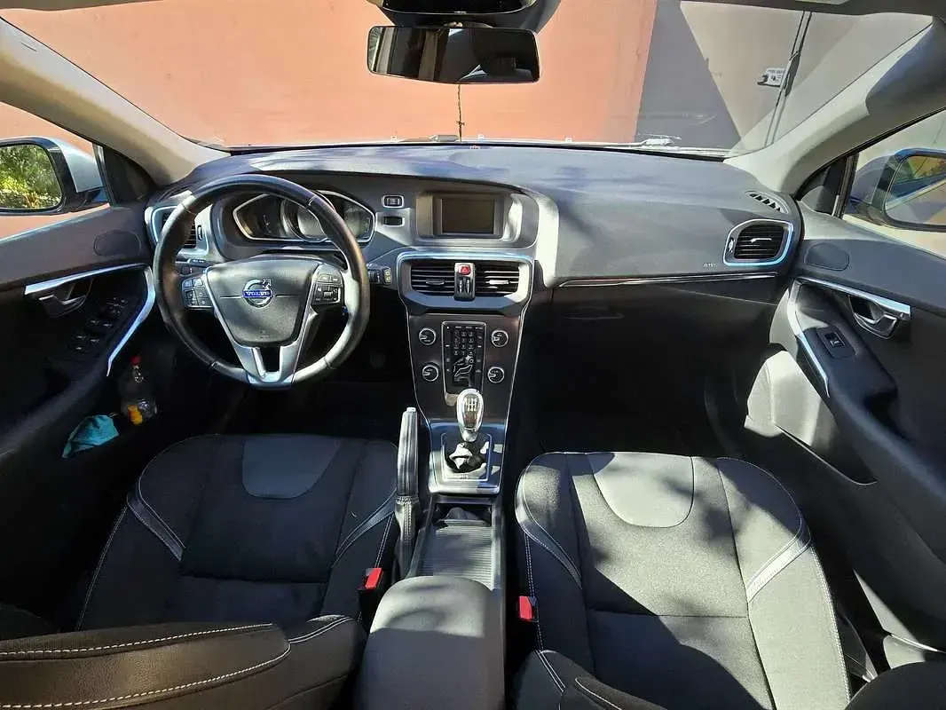 Usata Volvo V40 Momentum 120 CV (88 kW) 2013 Argento Berlina