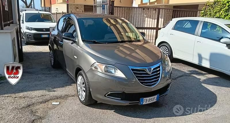 Usata Lancia Ypsilon Gold 69 CV (50 kW) 2015 Grigio Utilitaria