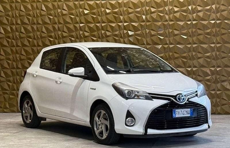 Usata Toyota Yaris Hybrid Cool 73 CV (53 kW) 2017 Bianco Berlina