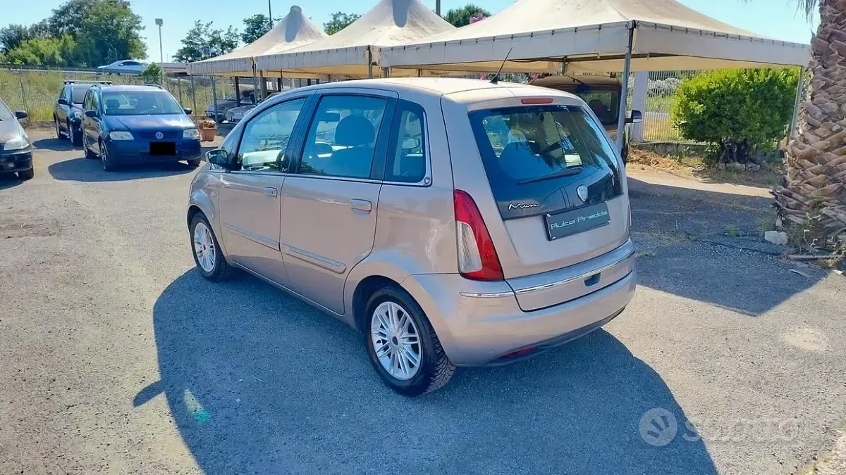 Usata Lancia Musa 95 CV (69 kW) 2008 Beige Monovolume
