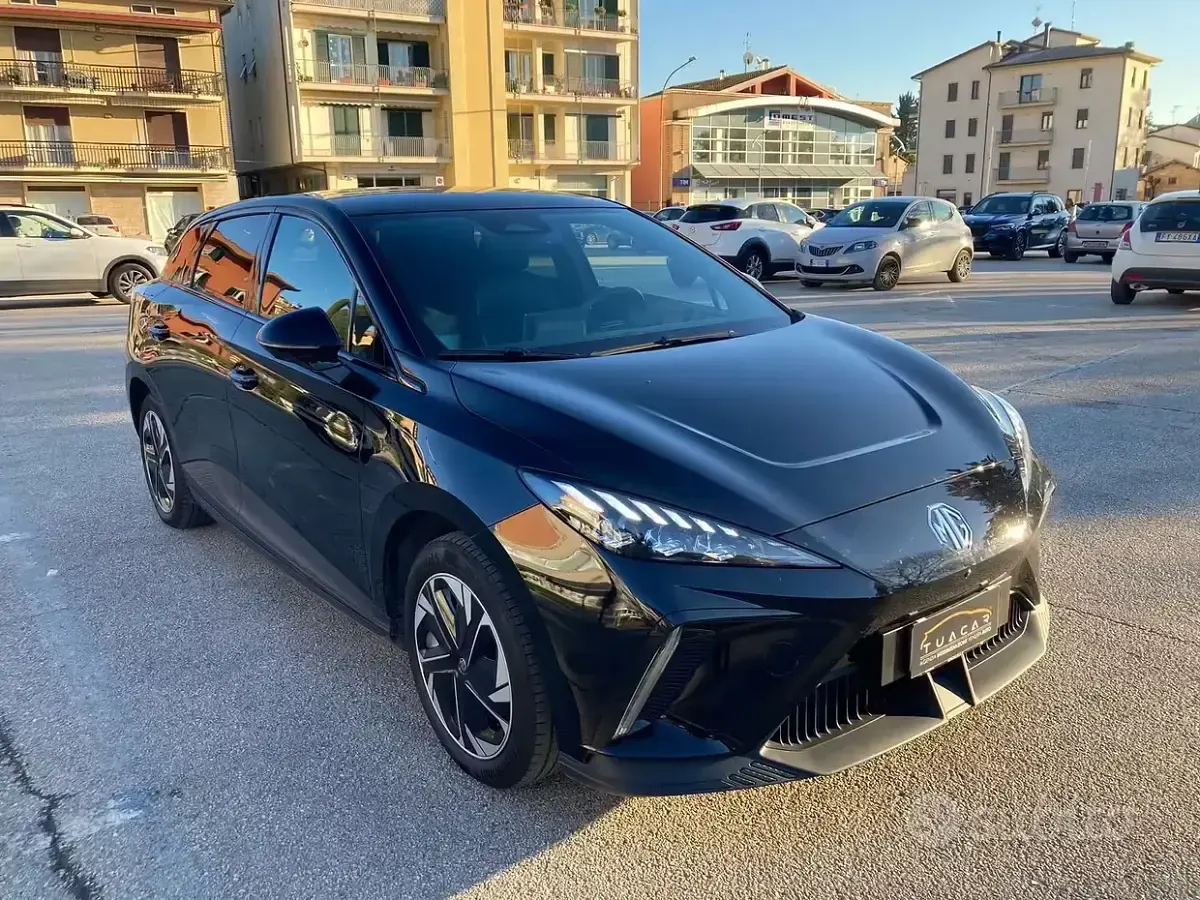 Usata MG MG4 EV Luxury 150 kW (204 CV) 2023 Nero Utilitaria