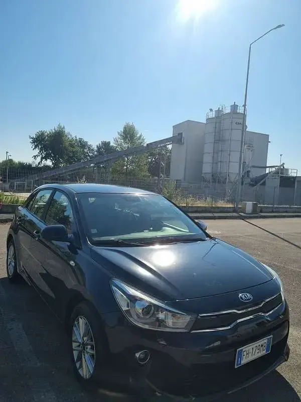 Usata Kia Rio Active 77 CV (56 kW) 2017 Nero Berlina