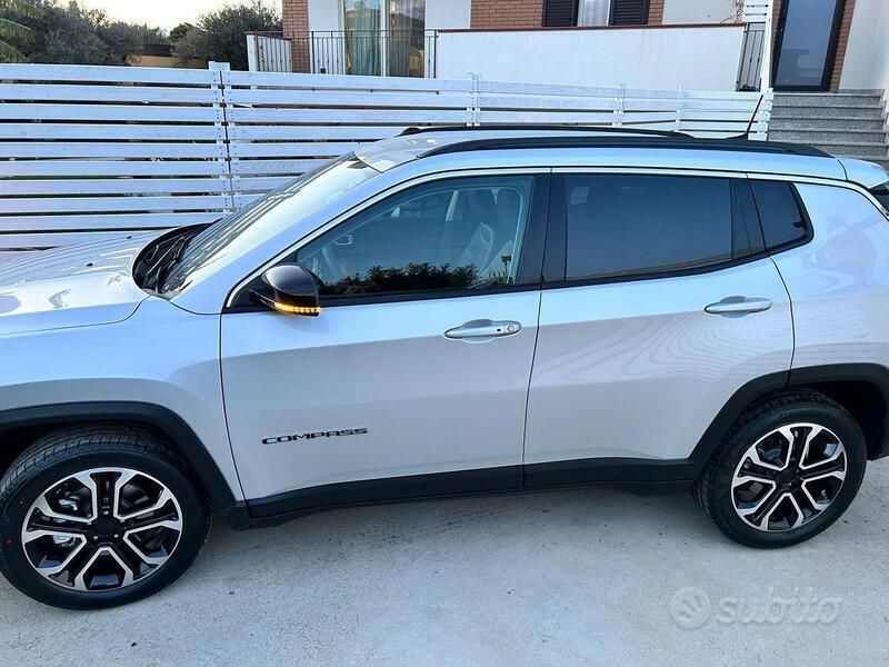 Grigio Usata 2023 Jeep Compass SUV | 25.000 € (Buon prezzo) - Immagine 1/1