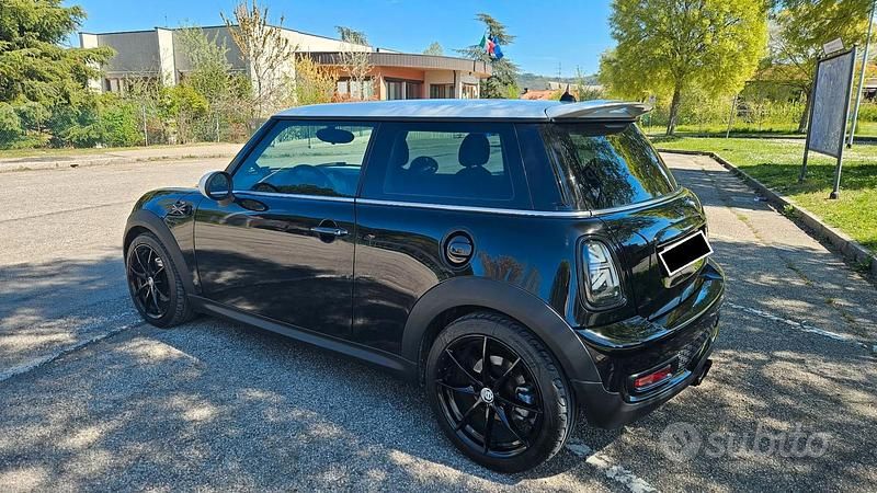 Käytetty Mini Cooper SD 143 HP (105 kW) 2012 Musta Viistoperä