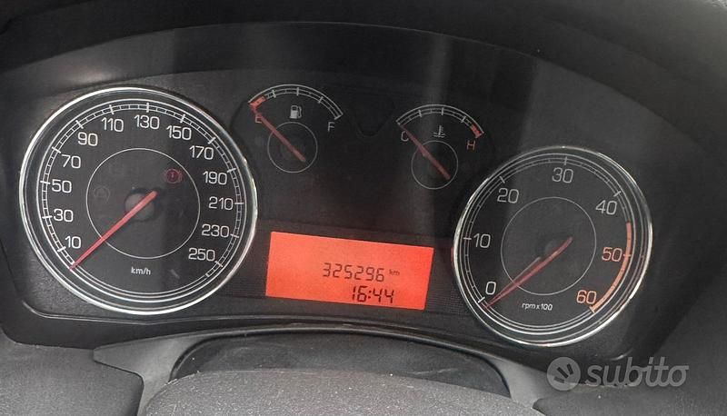 Usata Fiat Croma 120 CV (88 kW) 2010 Grigio Station wagon