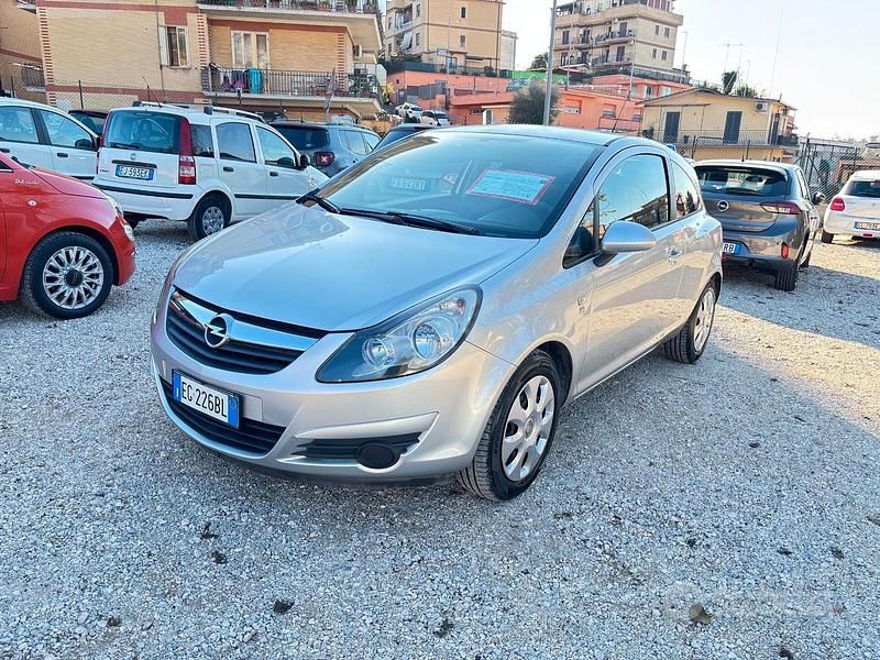 Argento Usata 2011 Opel Corsa Coupé | 4000 € (Buon prezzo) - Immagine 1/4