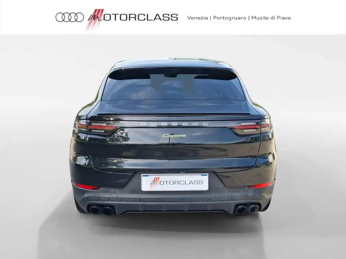 Usata Porsche Cayenne 462 CV (339 kW) 2023 Nero metallizzato SUV