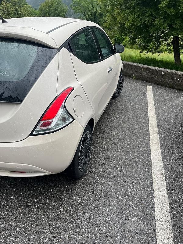 Usata Lancia Ypsilon 69 CV (50 kW) 2017 Bianco Utilitaria