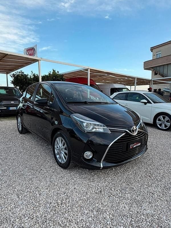 Usata Toyota Yaris Lounge 99 CV (72 kW) 2015 Nero Utilitaria