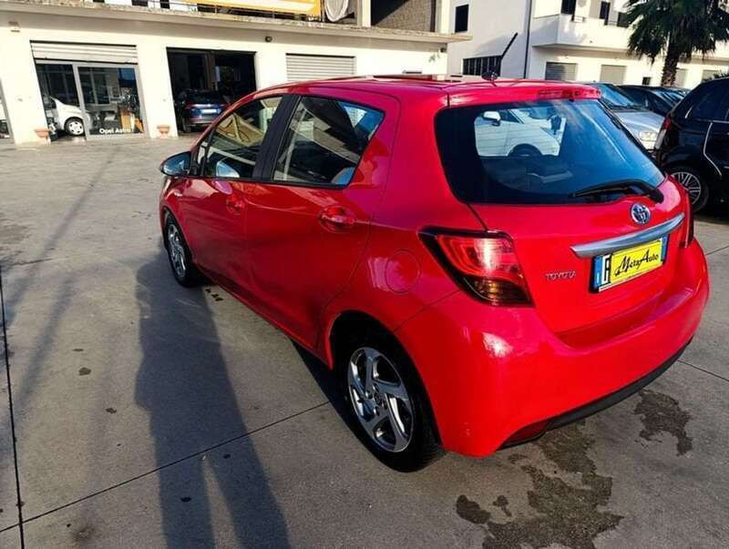 Second-hand Toyota Yaris Hybrid Active 73 CP (53 kW) 2016 Roșu Berlinǎ