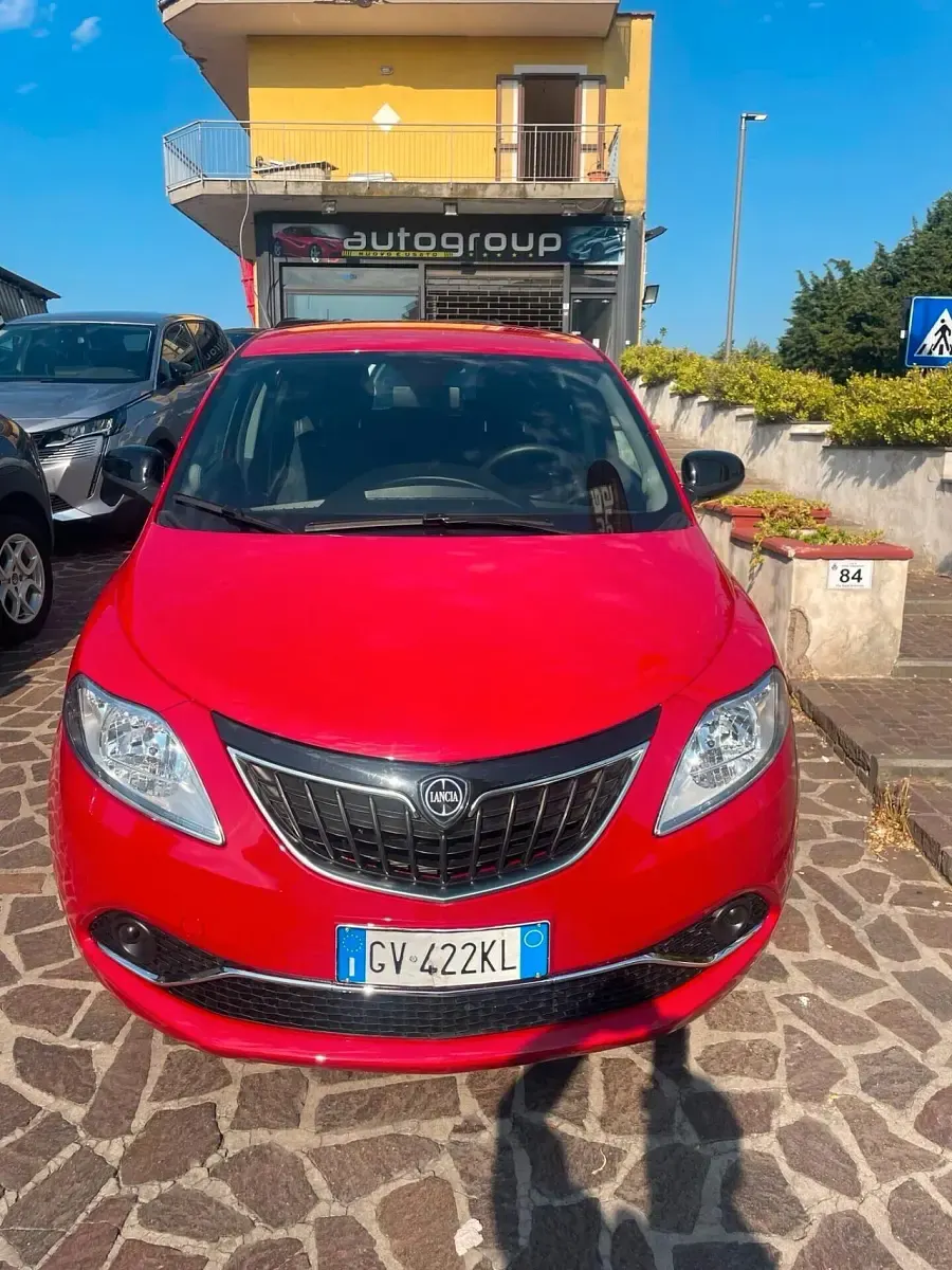 Usata Lancia Ypsilon Gold 69 CV (50 kW) 2024 Rosso Utilitaria