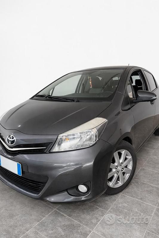 Usata Toyota Yaris Lounge 69 CV (50 kW) 2011 Grigio Utilitaria