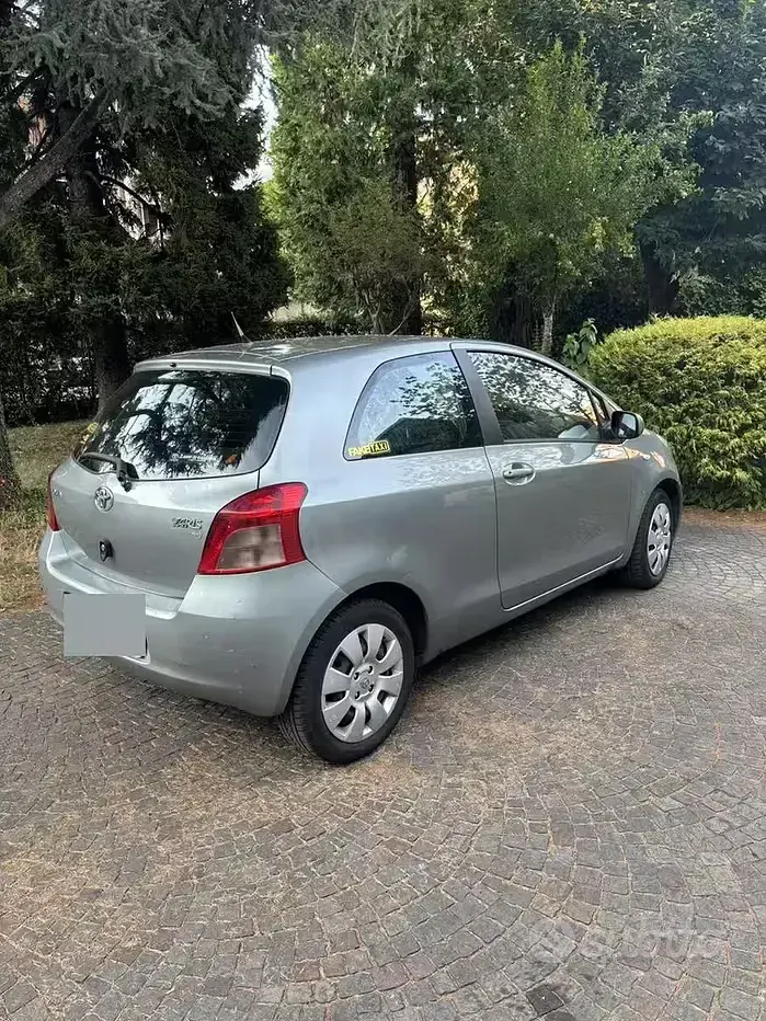 Usata Toyota Yaris Luna 87 CV (63 kW) 2007 Grigio Utilitaria