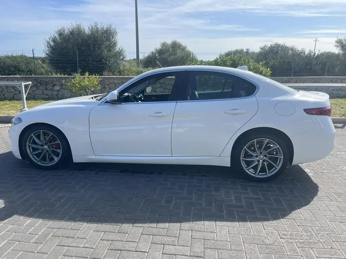 Usata Alfa Romeo Giulia 150 CV (110 kW) 2017 Bianco Berlina