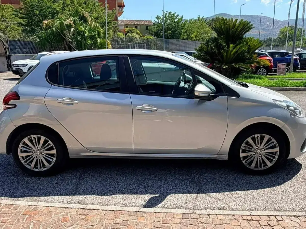 Usata Peugeot 208 Allure 82 CV (60 kW) 2017 Argento Utilitaria