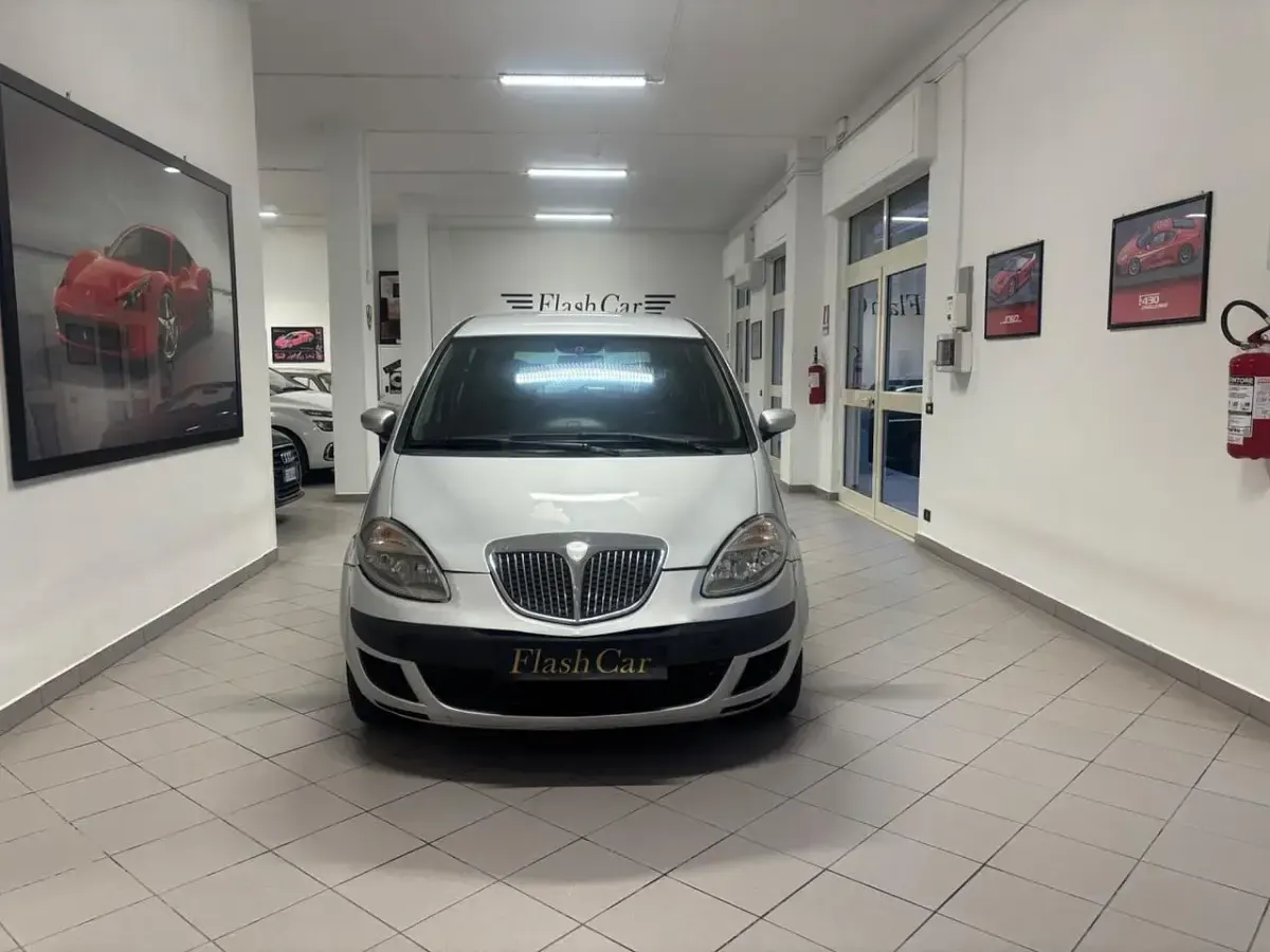 Usata Lancia Musa 90 CV (66 kW) 2007 Argento Monovolume