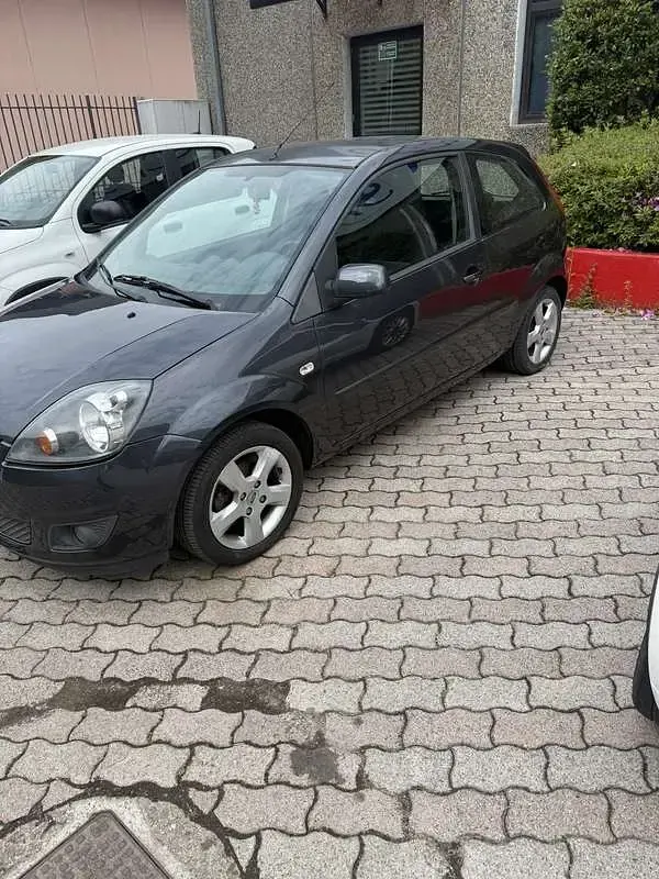Usata Ford Fiesta Ambiente 75 CV (55 kW) 2007 Utilitaria