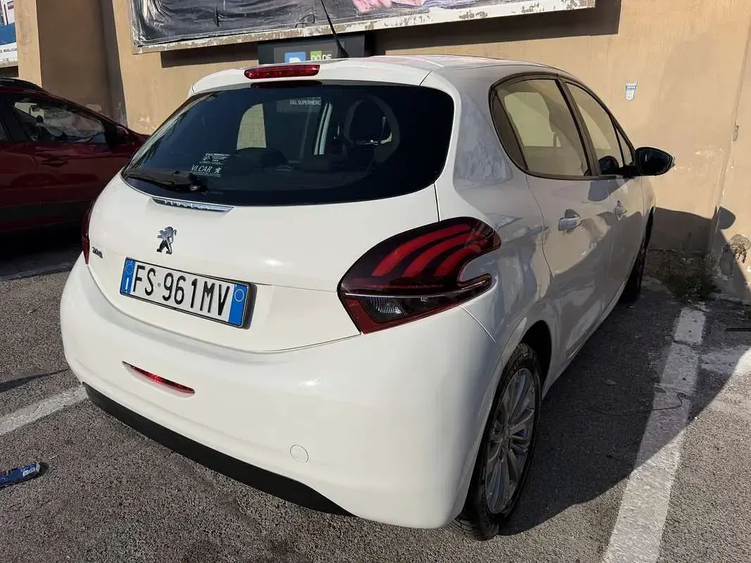 Usata Peugeot 208 Allure 82 CV (60 kW) 2018 Utilitaria