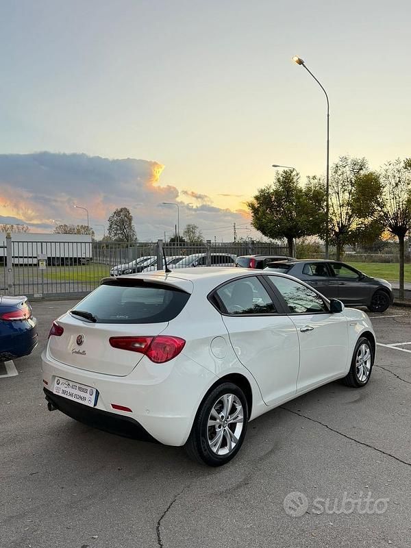 Usata Alfa Romeo Giulietta Exclusive 105 CV (77 kW) 2015 Bianco Utilitaria
