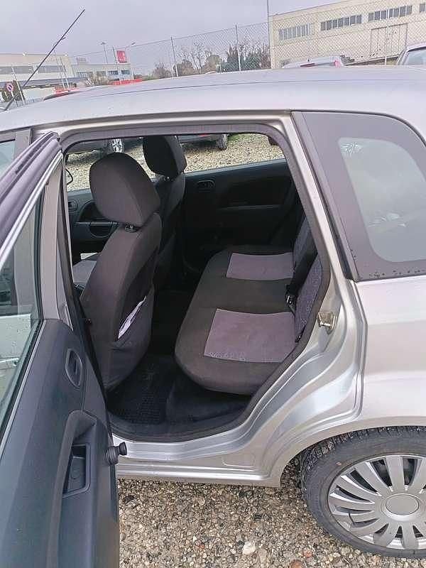 Usata Ford Fiesta Titanium 68 CV (50 kW) 2007 Argento Utilitaria