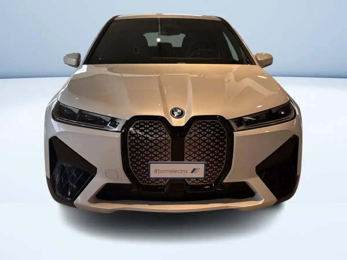 Usata BMW iX M Sport 239 kW (326 CV) 2024 Bianco metallizzato SUV