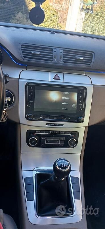 Usata VW Passat 140 CV (102 kW) 2010 Grigio Utilitaria