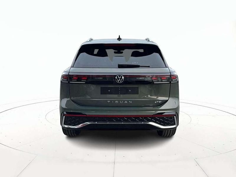 Nuova VW Tiguan R-line Plus 150 CV (110 kW) 2026 Verde metallizzato SUV
