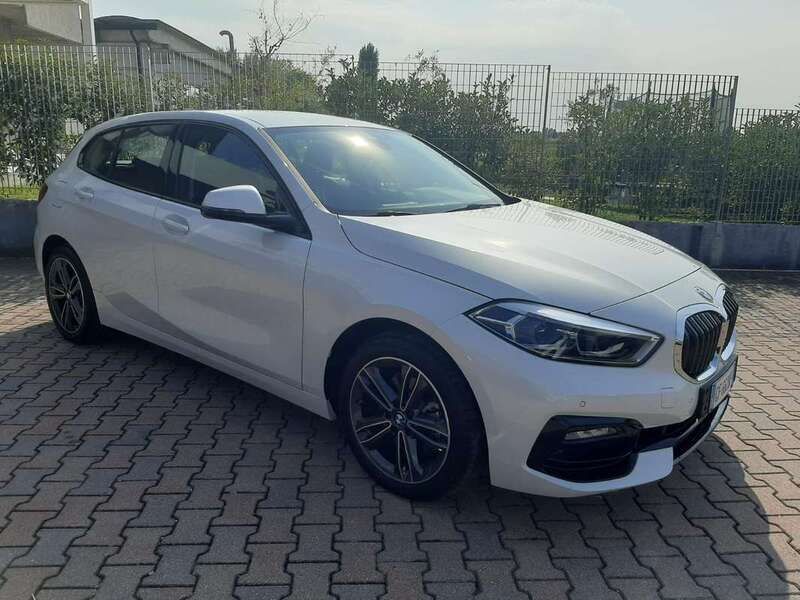 Usata BMW 118 Sport Line 140 CV (102 kW) 2021 Bianco Utilitaria