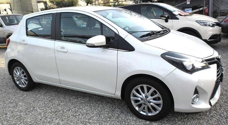 Usata Toyota Yaris Lounge 90 CV (66 kW) 2015 Bianco Berlina