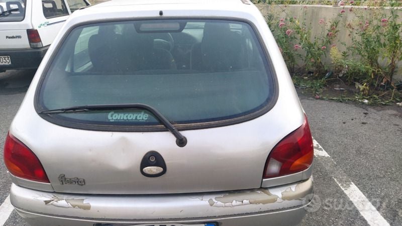 Usata Ford Fiesta 53 CV (38 kW) 2000 Grigio Utilitaria