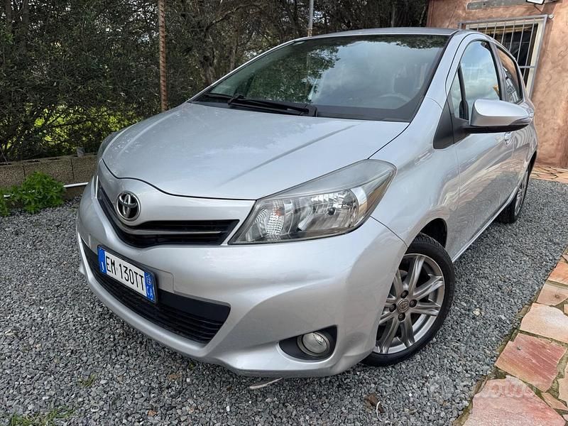 Usata Toyota Yaris Lounge 99 CV (72 kW) 2012 Grigio Berlina