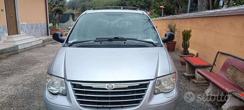 Usata Chrysler Voyager 150 CV (110 kW) 2006 Grigio Monovolume
