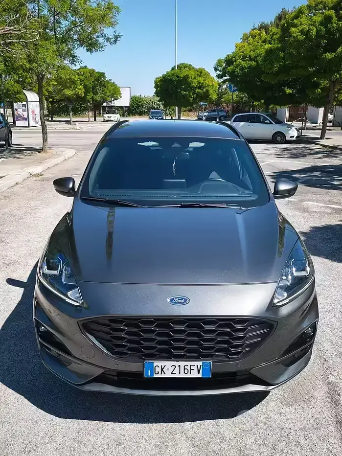 Usado Ford Kuga ST-Line 120 CV (88 kW) 2022 Gris SUV