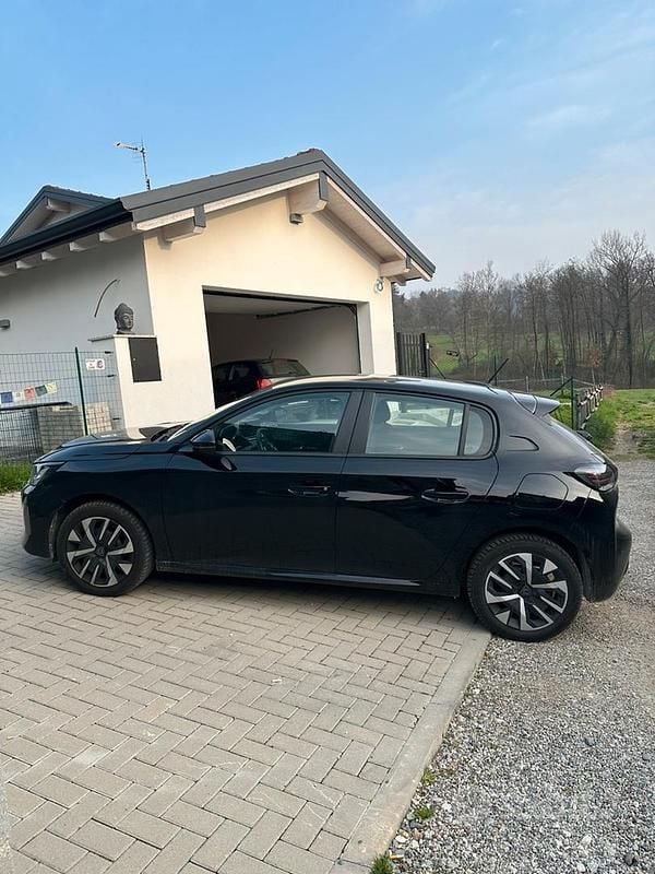 Usata Peugeot 208 Active 2024 Nero Utilitaria
