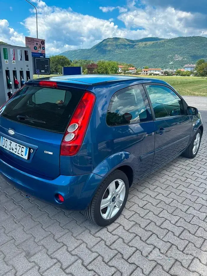 Usata Ford Fiesta Ghia 68 CV (50 kW) 2008 Bluazzurro Utilitaria