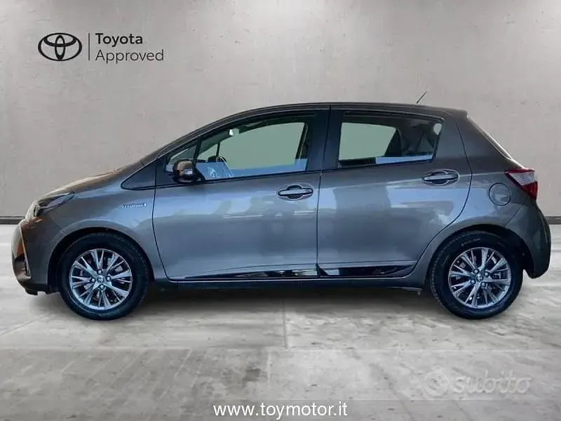 Usata Toyota Yaris Hybrid Active 101 CV (74 kW) 2017 Beige Berlina