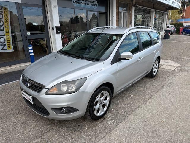 Begagnad Ford Focus 110 HK (80 kW) 2010 Silver Kombi