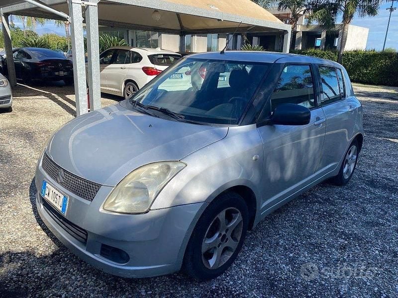 Grigio Usata 2005 Suzuki Swift GLX Tre volumi | 1990 € (Ottimo prezzo) - Immagine 1/4
