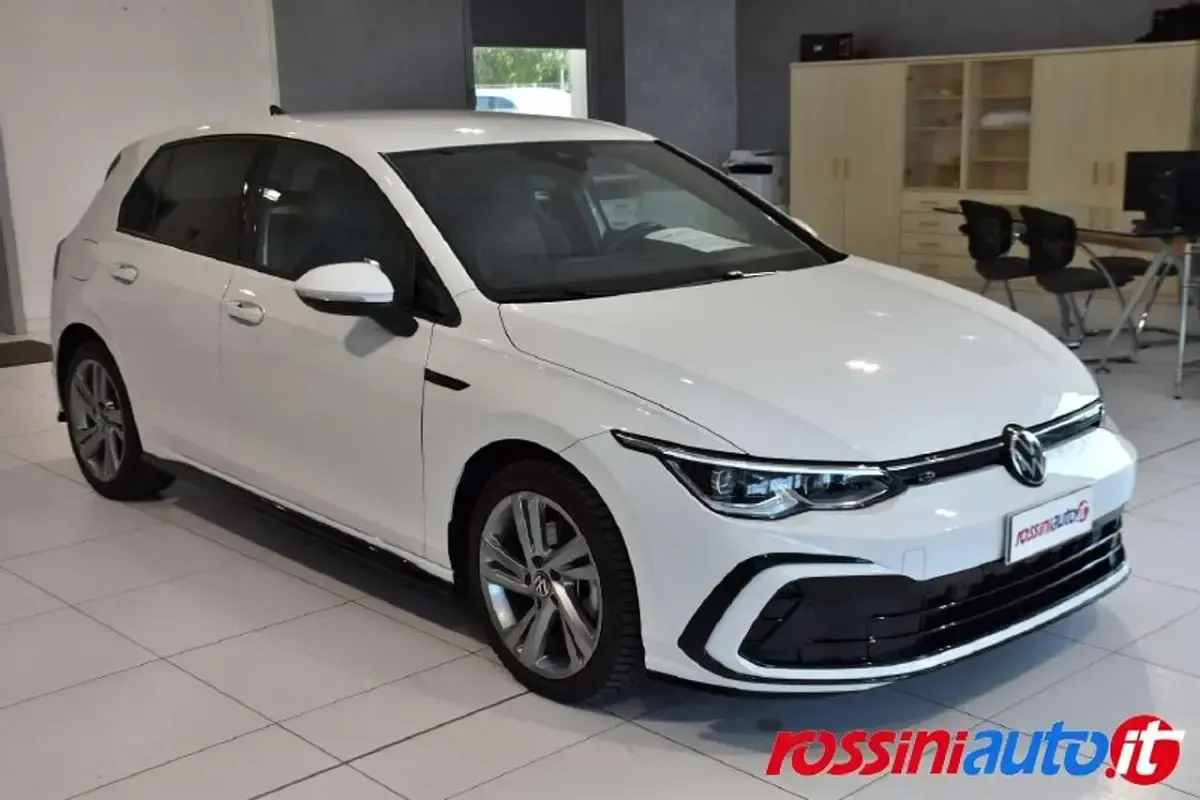 Usata VW Golf VIII R-line Plus 150 CV (110 kW) 2023 Pure white Berlina